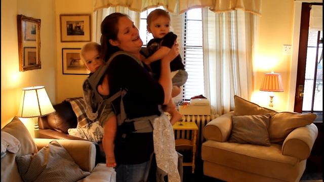 Babywearing Twins Tutorial смотреть онлайн