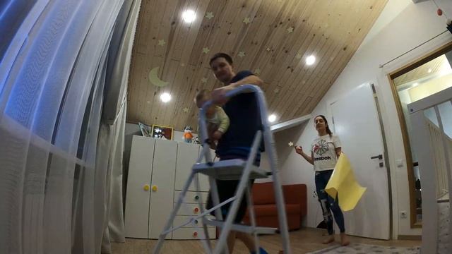 Наклеили светящиеся звёзды на потолок в детской смотреть онлайн