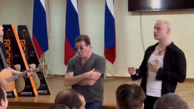 Григорий Лепс и SHAMAN выступили в военном госпитале в Курске. смотреть онлайн