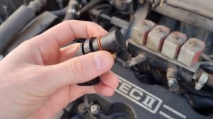 Датчик распредвала шевроле авео 1.5 течет масло,что делать?