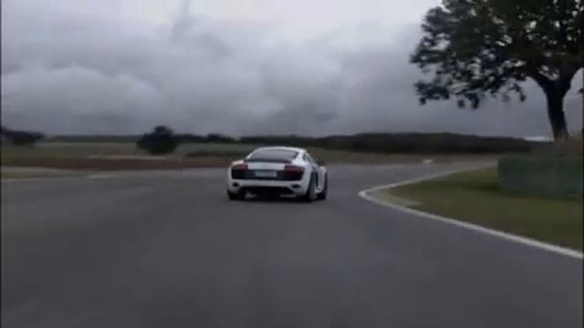 New Audi R8 V10 FSI Quattro 2010 on the Race Track смотреть онлайн