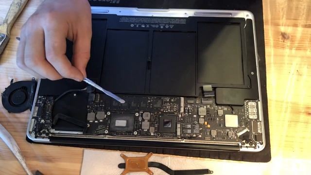 Замена термопасты MacBook Air 13” Mid 2012 A1466 смотреть онлайн