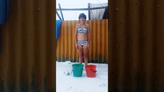 К нам вернулся морозец и снежок. Обливание. день 16. - 10С° смотреть онлайн