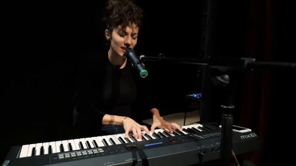 "Человек мира" - Элина Григорьянц (муз. и сл. Э. Григорьянц)