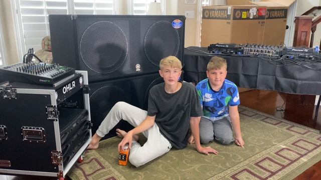 INSANE Subwoofer Test - Yamaha SW218V FOUR 18" SUBWOOFERS! смотреть онлайн