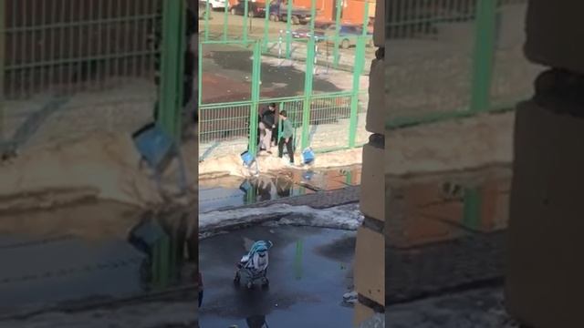 Инцидент с полицейским на спорт площадке смотреть онлайн