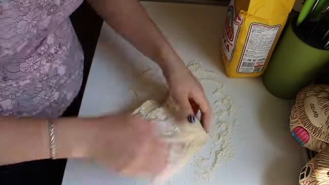 Булочки с начинкой (тесто из хлебопечки) смотреть онлайн