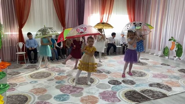 Осенний утренник в старшей группе «Пчёлки». Танец «Дождик» смотреть онлайн
