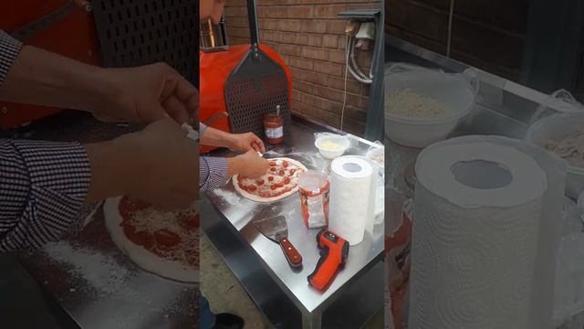 Готовим пиццу в печи Мама Мия смотреть онлайн