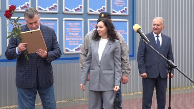 В Кузнецке торжественно открыли новую Доску Почета. смотреть онлайн