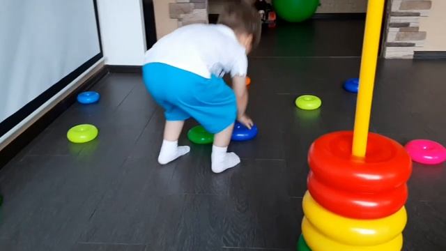 Детская пирамидка Дети собирают пирамидку Гигантская цветная пирамидка смотреть онлайн