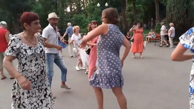 С РОЗОЮ КРАСИВОЮ! ТАНЦЫ ХАРЬКОВ СЧАСТЛИВЫЕ ДНИ смотреть онлайн