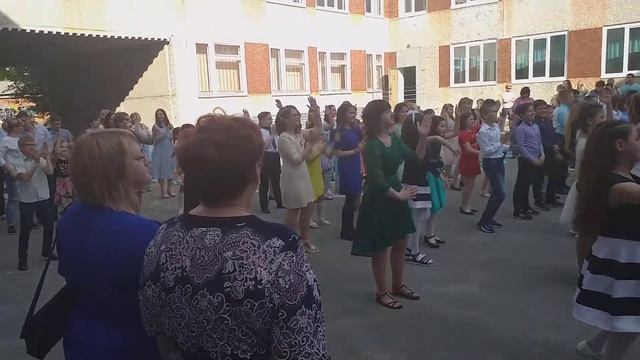 Флешмоб на выпускной 4-х классов.Асбест 2019 смотреть онлайн
