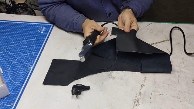 Специальный утюг для удаления морщин с кожаных изделий. Мини утюг для рукоделия и творчества. смотреть онлайн