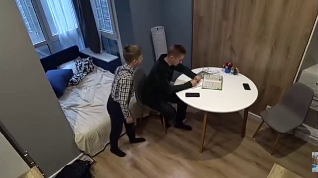 младший брат издевается над старшим братом смотреть онлайн