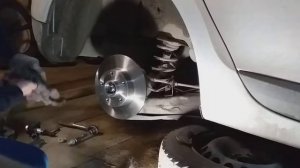 Замена тормозных дисков и колодок Рено Меган 3 Часть 2