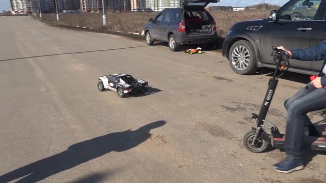ЭЛЕКТРОСАМОКАТ ПРОТИВ МАШИНКИ НА ПУЛЬТЕ ... 53 вольта VS 33 вольта смотреть онлайн