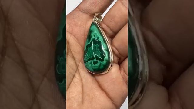 малахит,циозит,ларимар, топаз ,опалы.