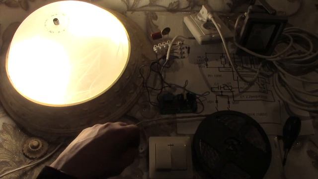 Как подключить двухклавишный выключатель , светодиодные лампы , ленту и прожектор . смотреть онлайн