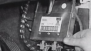 Вот где находится ЭБУ. За что он отвечает. Почему  может  сгореть.Опель Вектра а.