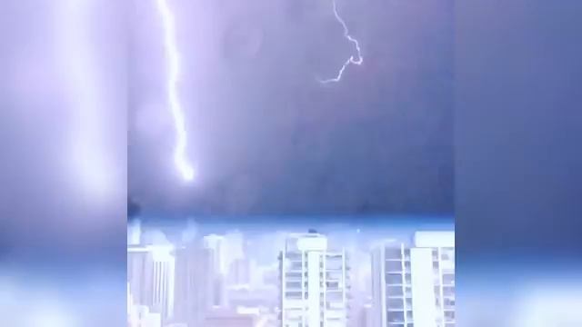 Lightning Strikes Chicago's Trump Tower as Illinois Votes смотреть онлайн