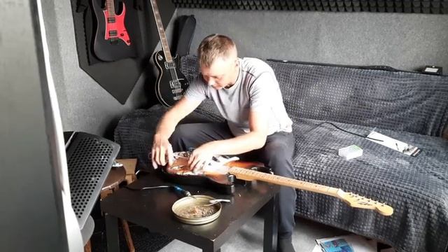 Дешевая гитара с алиэкспресс. замена датчиков SSH электрогитары. испытание паяльника с алиэкспресс. смотреть онлайн