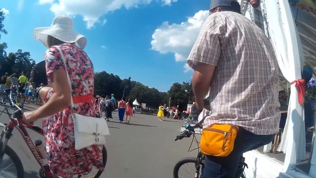 С ВелоПарада "Леди на велосипеде" на ВДНХ смотреть онлайн
