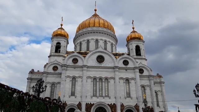 Москва. Пасхальное убранство у храма Христа Спасителя . Май 2022 года. смотреть онлайн
