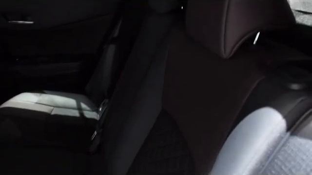 Volvo XC40 2020 vs. Toyota C-HR 2020 смотреть онлайн