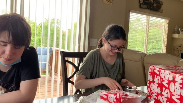Радмиле 17 лет - открывает подарки | Семейный Влог о жизни в США смотреть онлайн
