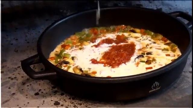Антрекот соусе по-строгановски, приготовленный на гриле в печи на древесном угле Mibrasa смотреть онлайн