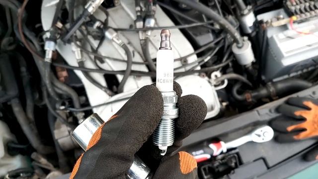 Naprawiam sam - wymiana świec w VW Bora 2.3 V5 150KM - irydowe świece Champion OE188/T10 смотреть онлайн