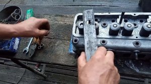 Простое приспособление для снятия клапанов на двигателе УАЗ.