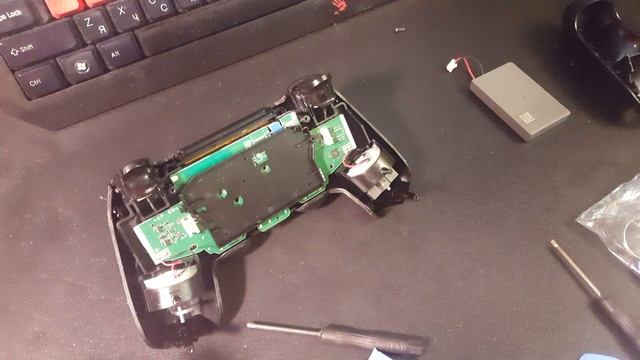 ЧТО ДЕЛАТЬ, ЕСЛИ НЕ РАБОТАЕТ КРЕСТОВИНА НА DUALSHOCK 4? смотреть онлайн