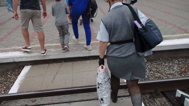 На поезде по Феодосии / Поехал в Коктебель / Орджоникидзе полное туристов #игнатсолошенко 367 смотреть онлайн