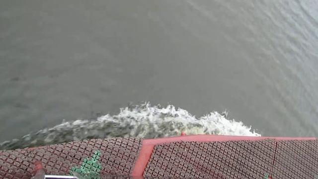 На плавучей гостинице по Припяти: нос баржи режет воду смотреть онлайн