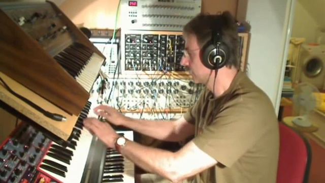 DotCom, MFM, MAQ16/3, Nord Lead 1 and Akai AX80 смотреть онлайн