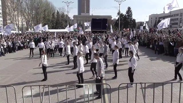 Флешмоб в г Донецк День Солидарности Молодежи 24 04 15 720p смотреть онлайн