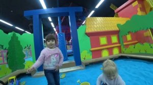 Играют на Детской площадке ГУДЛАНДИЯ в торговом центре Б КЛАСС.