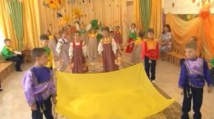 Танец с полотном «Осень, падают листья» на детском утреннике