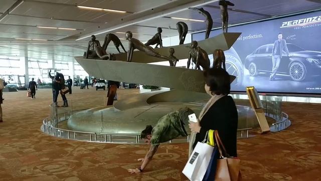 СУРЬЯ НАМАСКАР в аэропорту Дели смотреть онлайн