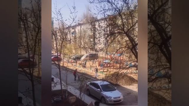 Дети гуляют на детской площадке с родителями смотреть онлайн