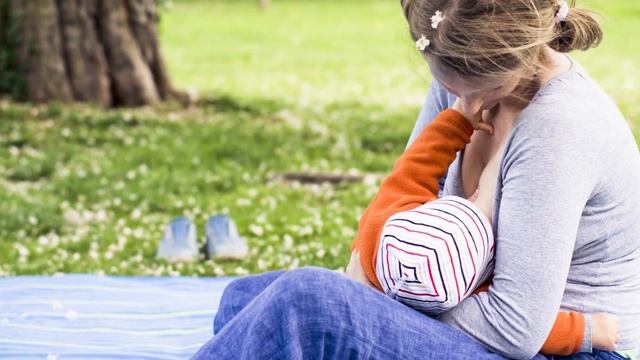 How To Breastfeed In Public? Easy Tips Breastfeeding Moms Should Know смотреть онлайн