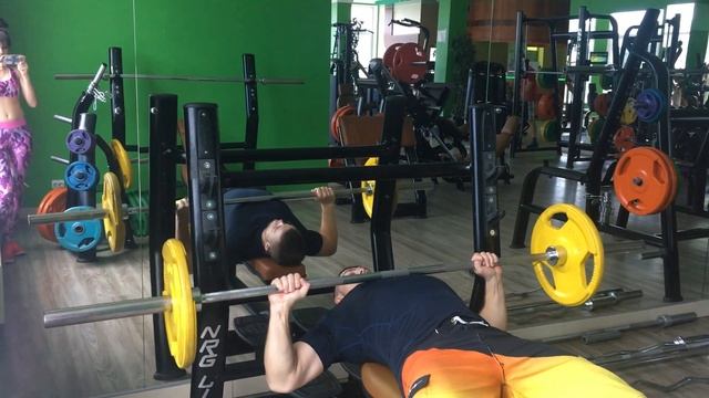 Жим штанги лежа на горизонтальной скамье. смотреть онлайн