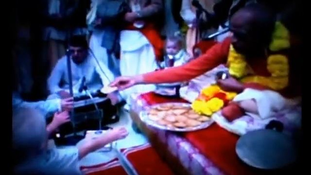 Srila Prabhupada - Sri Panca Tattva & Maha Mantra -