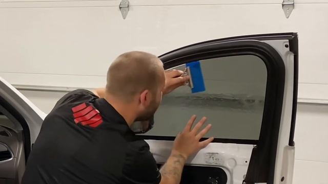 Window Tinting a Chevy Malibu смотреть онлайн