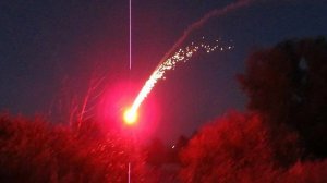 взмывает красная ракета, наш пулемет не утомим