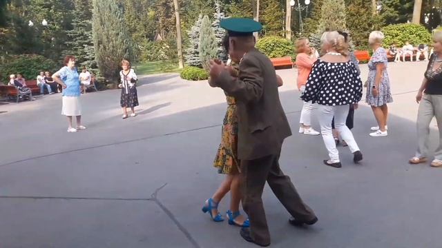 Мне так рядом с тобой хорошо!!!Танцы в парке Горького!!!Харьков 2021 смотреть онлайн