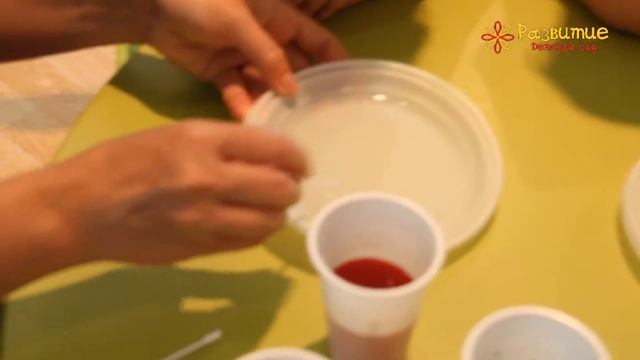 Опыты с молоком. Кружковая деятельность "Маленькие Леонардо". Частный детский сад "Развитие". смотреть онлайн