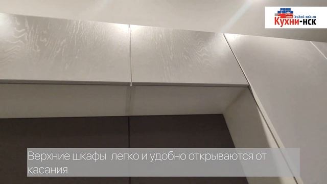 Верхние шкафы в два яруса, фасады с выраженной структурой дерева, вент.канал в углу. смотреть онлайн